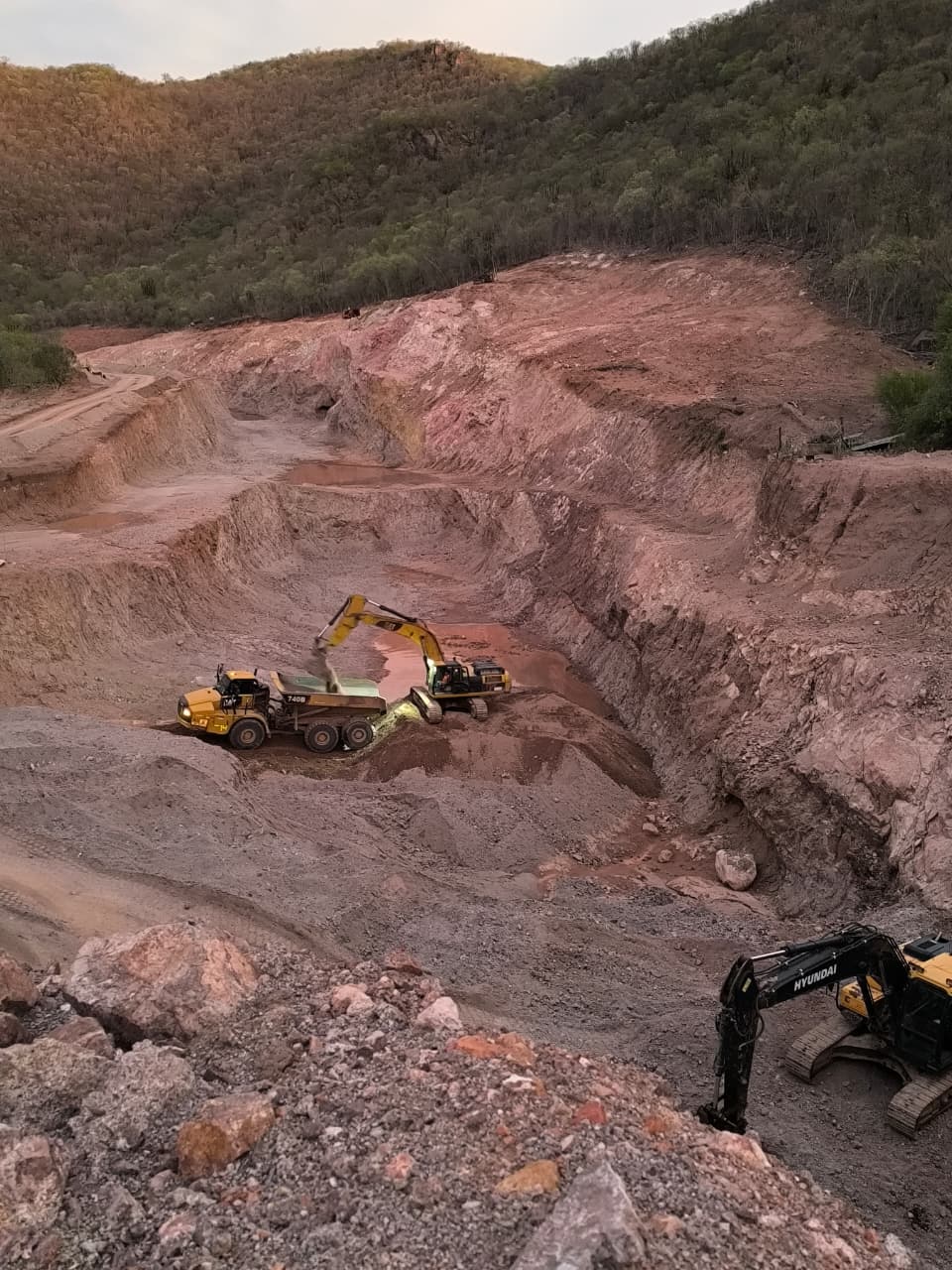 Carga y acarreo en operación minera
